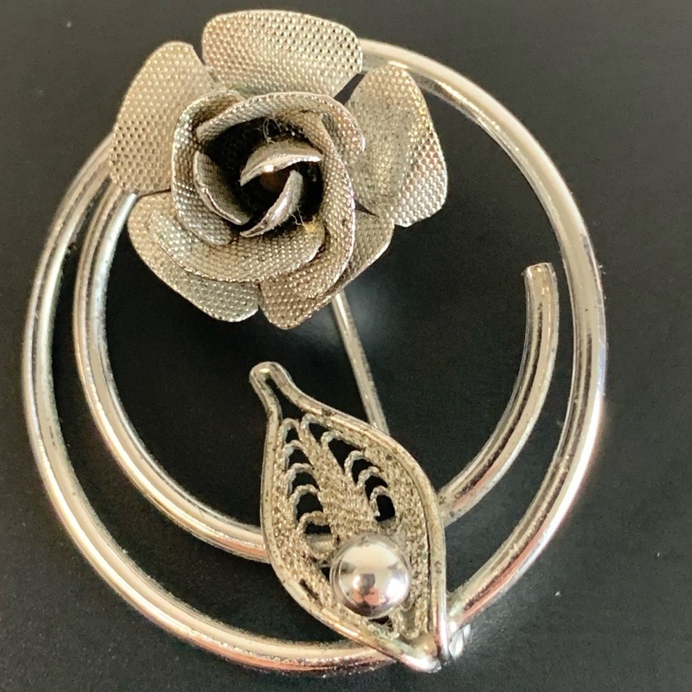 (207)Sarah Coventry Silver Floral Brooch